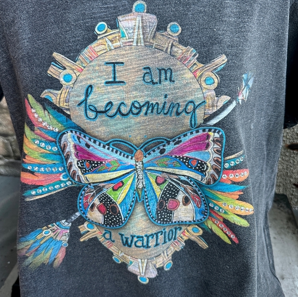 ✨L/XL LEFT✨NEW A Rare Bird "I Am Becoming A Warrior" Short Sleeve Graphic Top - Picture 2 of 3
